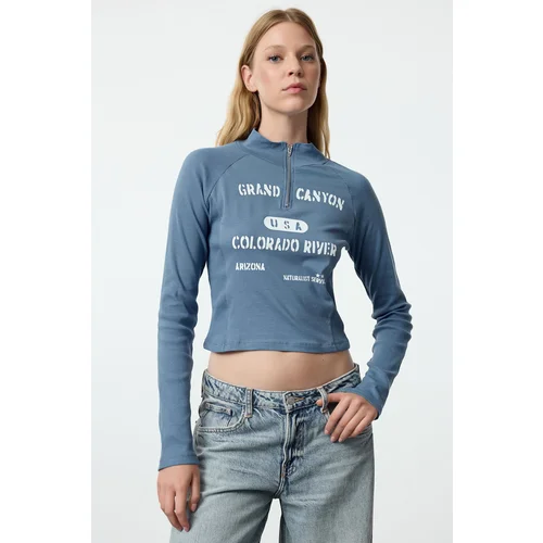 Trendyol Indigo Slogan Printed Zipper Detailed Crop/Short Knitted Blouse