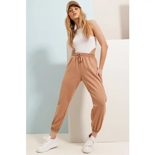 Trend Alaçatı Stili Women's Beige Elastic Two Yarn Sweatpants