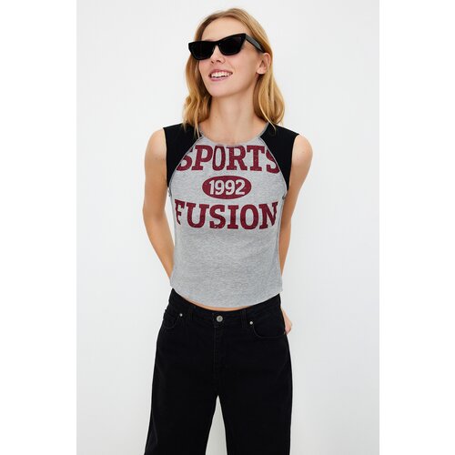 Trendyol Gray Melange Color Blocked Slogan Printed Fitted Crop Knitted T-Shirt Slike