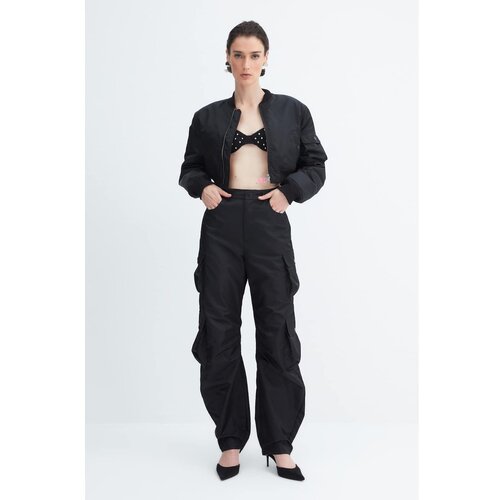 Trendyol x zeynep tosun black cargo pocket detailed parachute trousers Slike