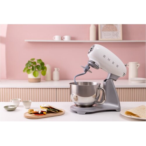 Smeg SMF04WHEU Kuhinjski aparat bel 50&amp;#039;s stil, 4,8 litrska posoda za me&amp;scaron;anje in dodatki Slike