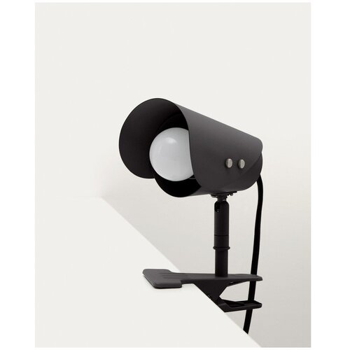 Kave Home Crna metalna stolna lampa s hvataljkom (visina 16 cm) Jula &amp;ndash; Slike