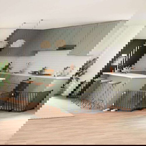 vidaXL Ograda za pse z vrati zložljiva 6 panelov črna 480 cm les Cene