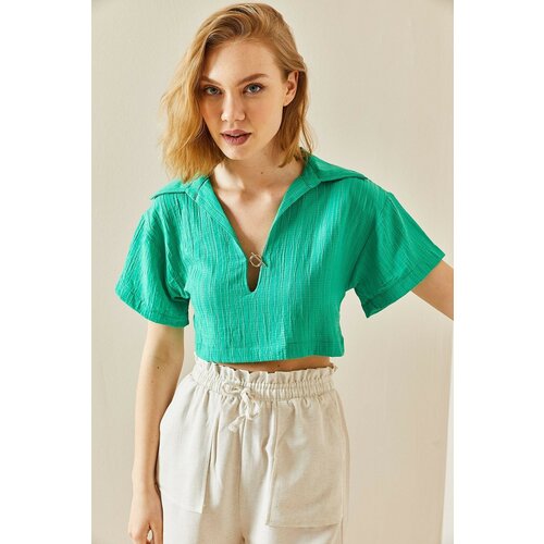 XHAN Green Textured Crop Top With Accessory Detail Cene
