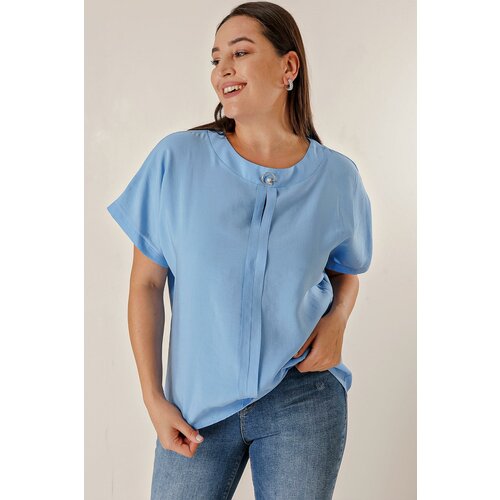 By Saygı Plus Size Chiffon blouse with a brooch collar and a fly down the front. Short Bat Sleeves. Cene