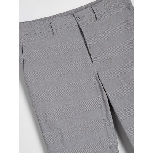 Sinsay Slim-fit chino hlače u kockicu s udjelom viskoze Slike