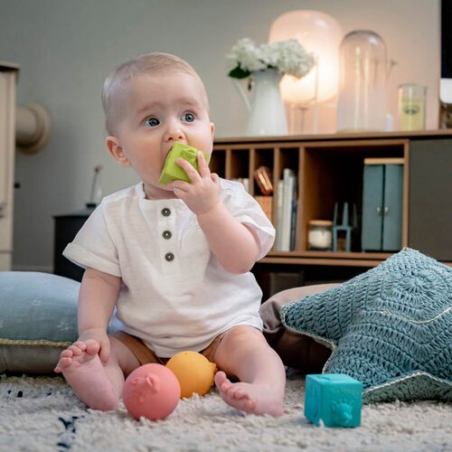 Sophie La Girafe baby set 2 žogici + 2 kocki Slike