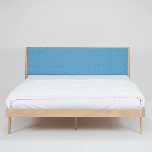 Gazzda postelja iz masivnega lesa z modrim vzglavjem Fawn, 160 x 200 cm