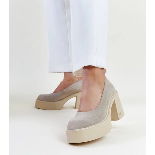 D/CEO Silver pumps Lepley Cene