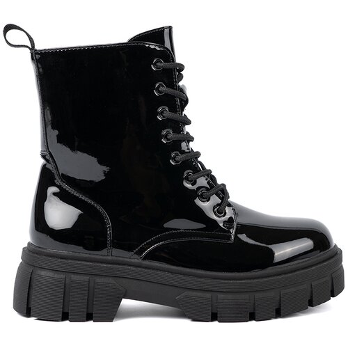 Shelvt Black patent workers on a massive sole Slike