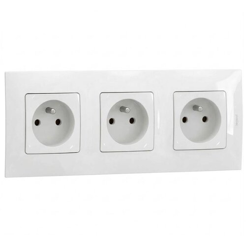 Legrand Trostruka kućna utičnica 250V/16A sa okvirom NILOE bela Slike