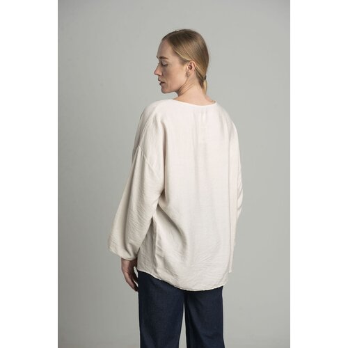 FASHION Beige oversize blouse with a decorative flower Slike