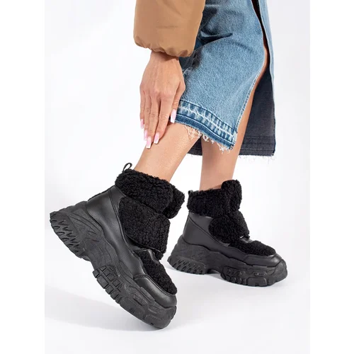 SEASTAR Black snow boots on a platform with lamb fur