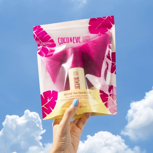 Coco &amp;amp; Eve Sunny Honey Ultimate Glow Travel Kit samoporjavitvena pena z aplikacijsko rokavico Medium (new formula) 60 ml Slike