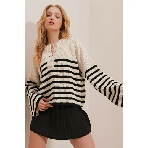 Trend Alaçatı Stili Women's Cream Crew Neck Gold Buttons Front Striped Knitwear Sweater