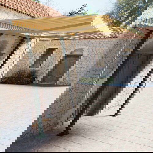 VidaXL Ročno zložljiva tenda s stebrički 3,5x2,5 m rumena in bela Slike
