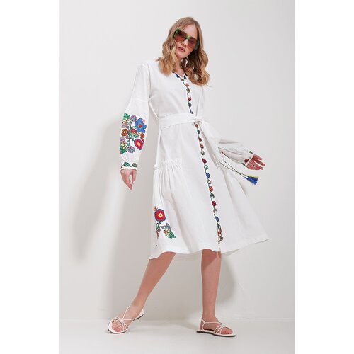 Trend Ala&amp;ccedil;atı Stili Women&amp;#039;s White V Neck Full Embroidery Lined Woven Dress Slike