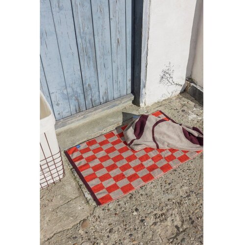 Mette Ditmer Denmark oranžno-bež kopalni&amp;scaron;ka preproga za tu&amp;scaron; kabino iz organskega bombaža 50x80 cm retro &amp;ndash; Slike