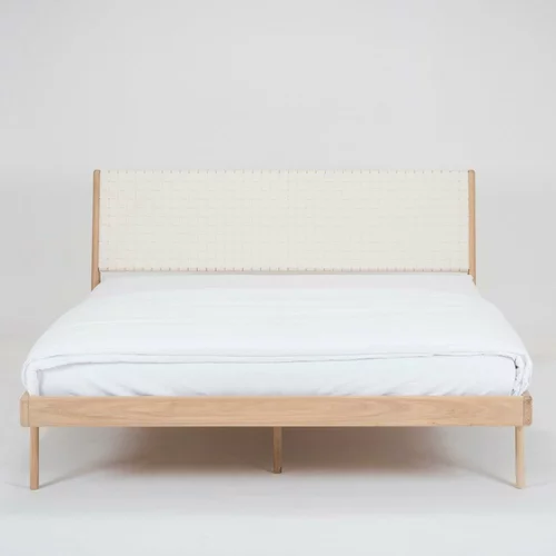 Gazzda postelja iz masivnega lesa z belim vzglavjem Fawn, 180 x 200 cm