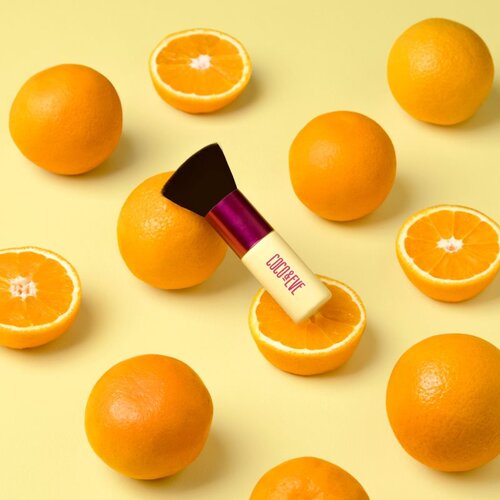 Coco &amp;amp; Eve Sunny Honey Deluxe Vegan Kabuki Brush čopič za ličenje Kabuki za telo in obraz 1 kos Slike