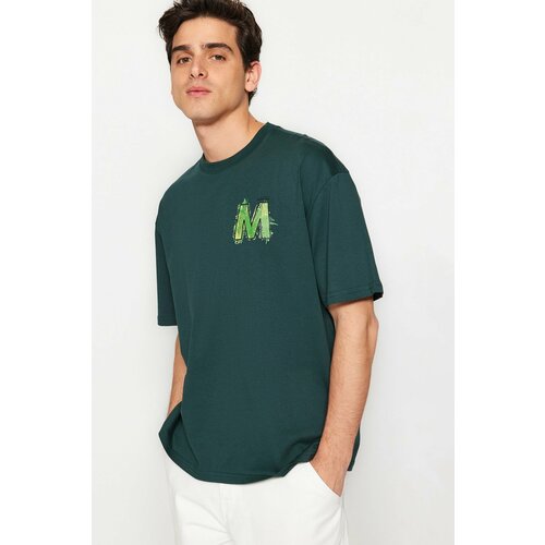 Trendyol Emerald Green Men's Relaxed/Comfortable Cut Short Sleeve Text Printed 100% Cotton T-Shirt Slike