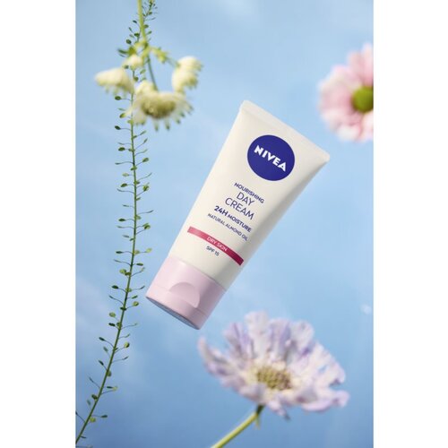 Nivea Nourishing hranjiva dnevna krema za suho lice SPF 15 50 ml Slike