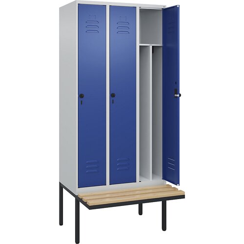 C+P Garderobna omara s klopjo Classic PLUS, 3 deli, predelna stena na sredini, svetlo sive / encijan modre barve, Š 900 mm, varnostni vrtljivi zapah, Cene