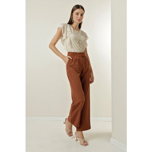 By Saygı A snap fastener at the waist, Pockets and Wide Leg Trousers. Slike