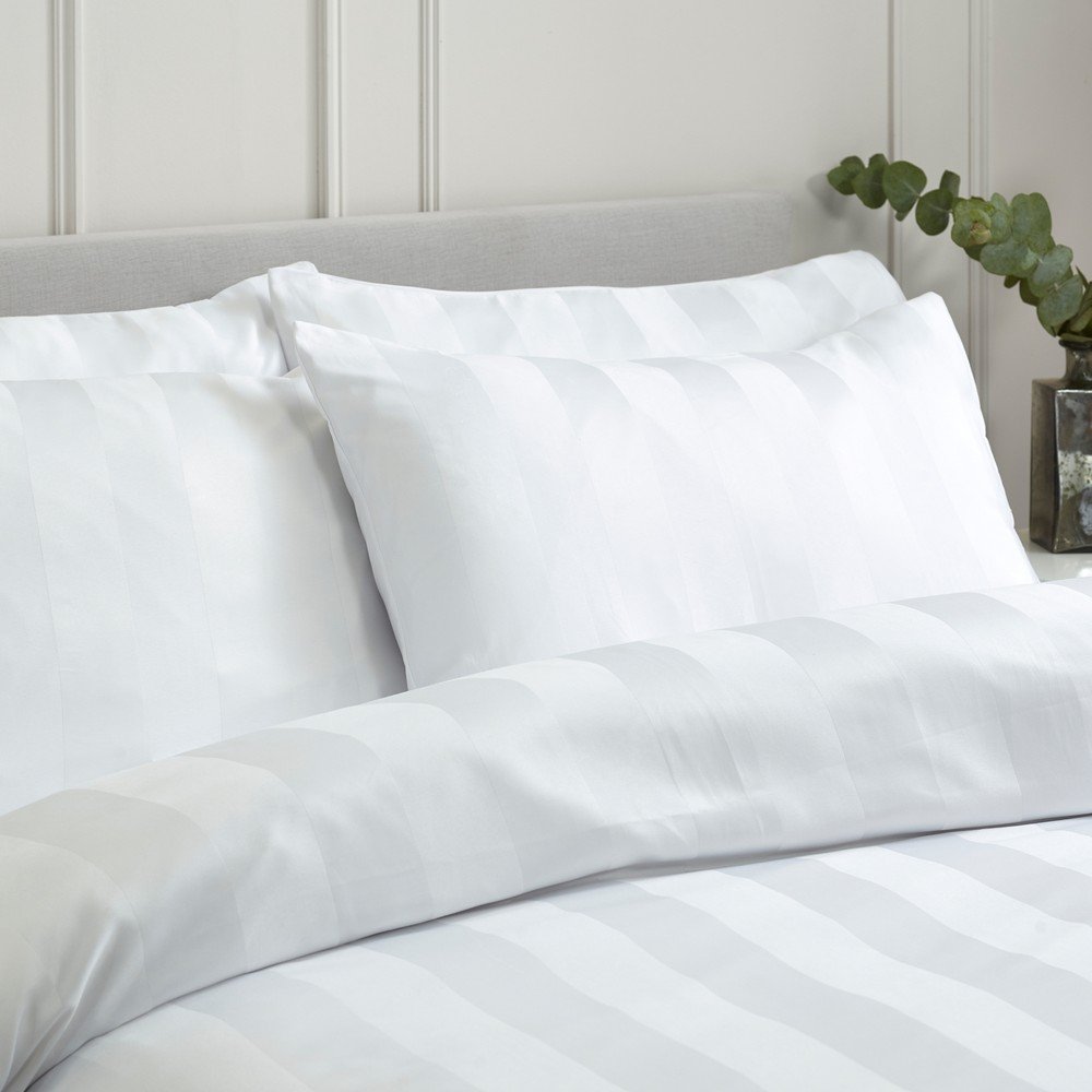 Catherine Lansfield Bela 3-delna satenasta posteljnina za zakonsko posteljo 200x200 cm So Soft Satin Stripe &amp;ndash; Slike