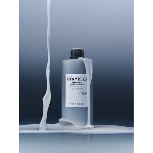 SKIN1004 Madagascar Centella Hyalu-Teca Glass Skin Milk mlečni tonik za osvetljevanje kože in hidratacijo 210 ml Slike