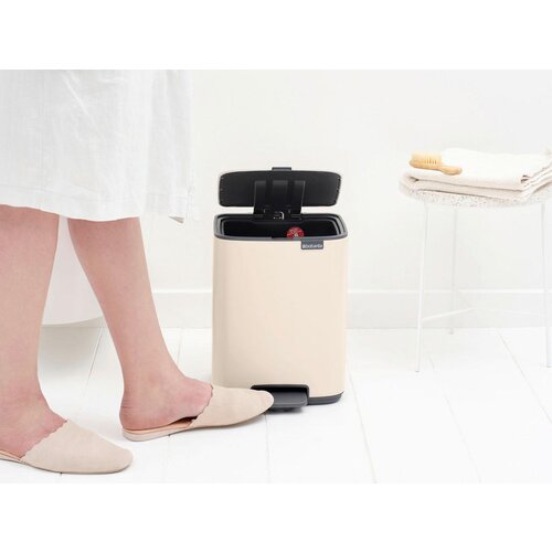 Brabantia bež željezna kanta za smeće s pedalom 7 l bo &amp;ndash; Slike