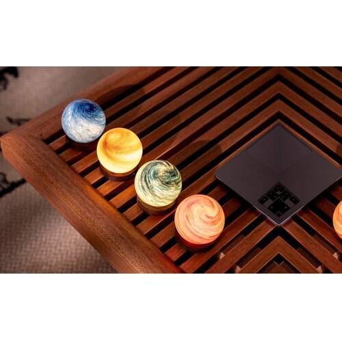 Gingko LED namizna svetilka v temni naravni barvi s steklenim senčilom (vi&amp;scaron;ina 13 cm) Galaxy Breeze &amp;ndash; Slike