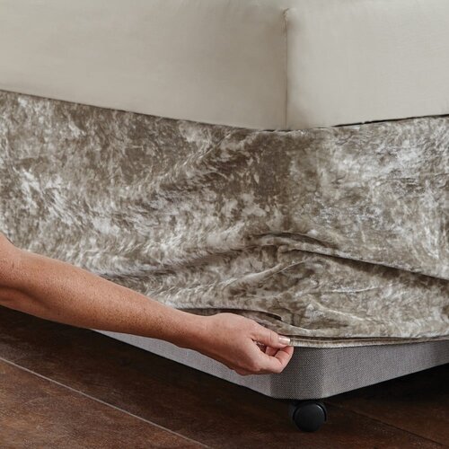 Catherine Lansfield Bež napenjalna žametna prevleka za okvir postelje 152x198 cm Crushed Velvet &amp;ndash; Slike