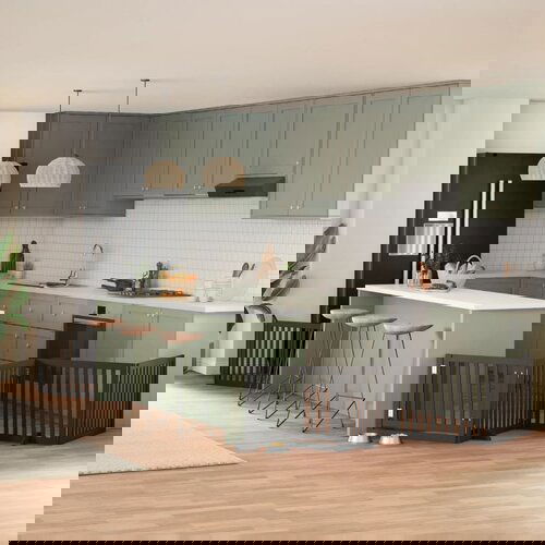vidaXL Ograda za pse z vrati zložljiva 8 panelov črna 640 cm les Cene