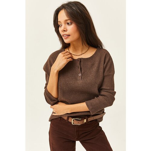 Olalook Women's Bitter Brown Buttoned Loose Sweater Cene