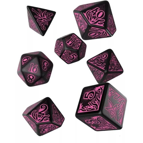 Other Call of Cthulhu 7th Edition - Black & Magenta Dice Set Cene
