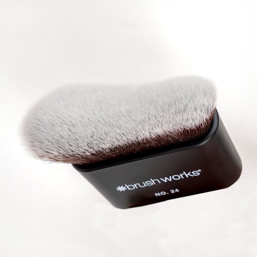 Brushworks Blending Face &amp;amp; Body Brush čopič za obraz in telo kabuki vrsta NO. 24 1 kos Slike