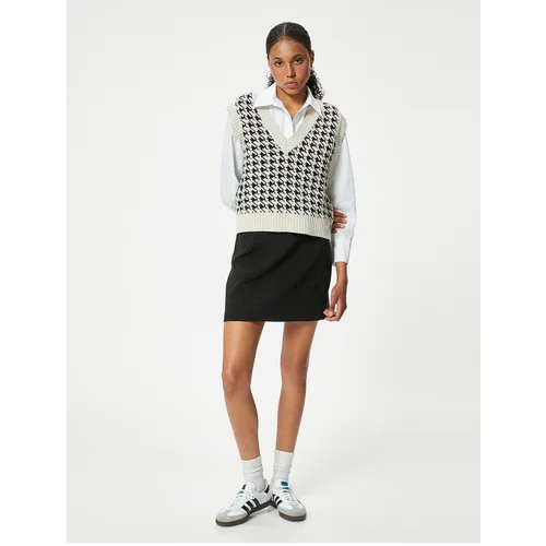 Koton Sleeveless Knitted Sweater V-Neck Houndstooth Patterned