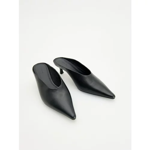 Reserved usnjeni čevlji s peto - črna