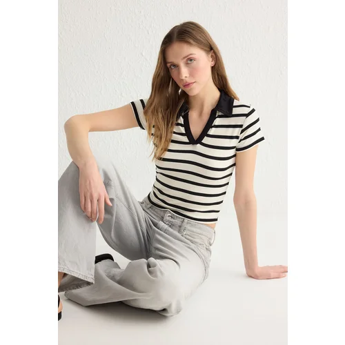 Trendyol White-Black Striped Fitted/Body-Sit Polo Collar Knitted Blouse