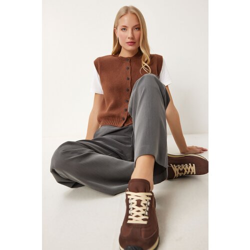 Happiness İstanbul Women's Brown Crew Neck Buttoned Knit Vest Slike