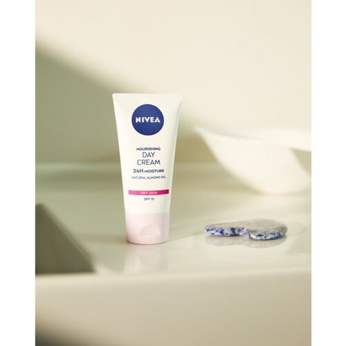 Nivea Nourishing hranjiva dnevna krema za suho lice SPF 15 50 ml Slike