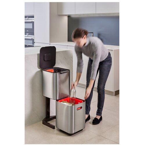 Joseph Joseph Jeklen ko&amp;scaron; za smeti za ločevanje odpadkov v srebrni barvi 40 l Totem Compact &amp;ndash; Slike