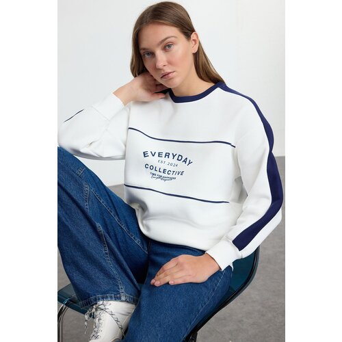 Trendyol Ecru Slogan Printed Oversize/Wide Pattern Thick Polar Fleece Knitted Sweatshirt Slike