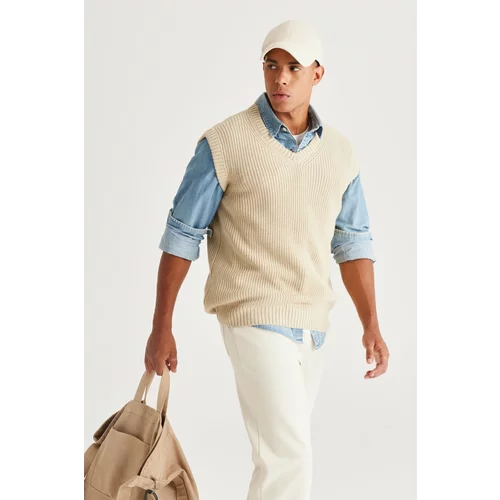 AC&Co / Altınyıldız Classics Men's Beige Standard Fit Normal Cut V Neck Knitwear Sweater.