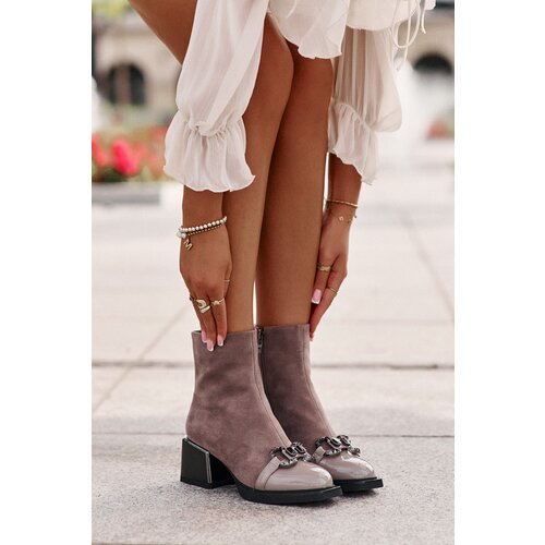 Kesi Elegant women&amp;#039;s ankle boots with a grey decoration Slike