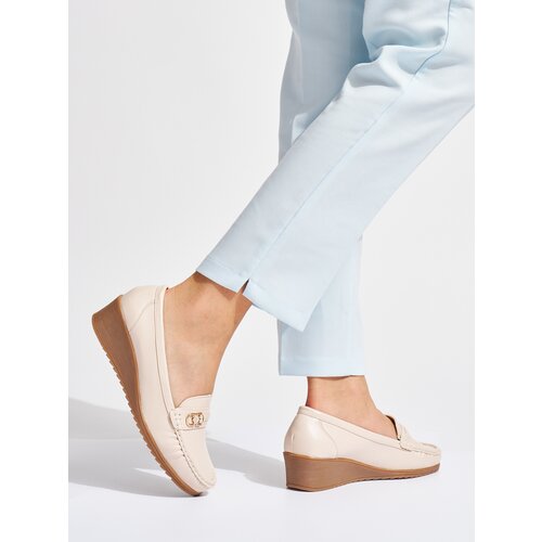 Shelvt Beige women's loafers with buckle Cijene
