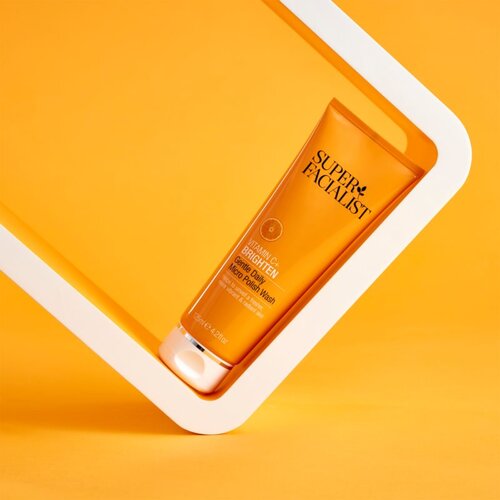 Super Facialist Vitamin C+ Brighten posvetlitveni piling za obraz, vrat in dekolte 125 ml Slike