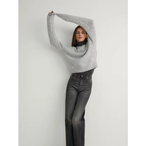 Reserved pulover z bisernimi perlicami - svetlo siva