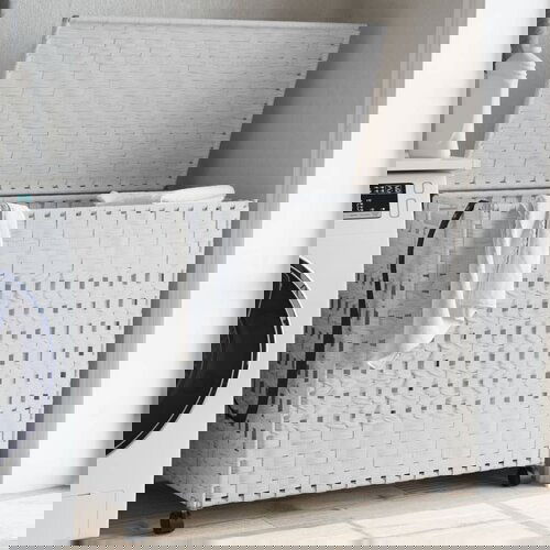 VidaXL Ko&amp;scaron;ara za rublje s kotačima bijela 66x35x60 cm od ratana Slike